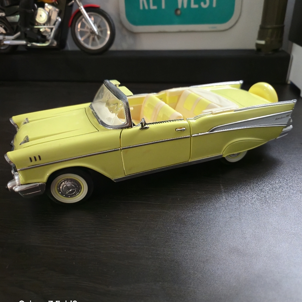 1957 CHEVROLET BEL AIR CONVERTIBLE YELLOW 1/18 DIECAST MODEL ROAD SIGNATURE